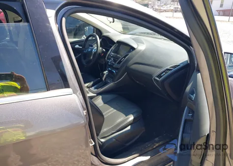 2014 Ford Focus Titanium z USA, uszkodzony, nr VIN 1FADP3N29EL342132